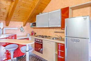 Private kitchen - Apartment 'Orange House' with Mountain View, Private Terrace and Wi-Fi (Viggiù)