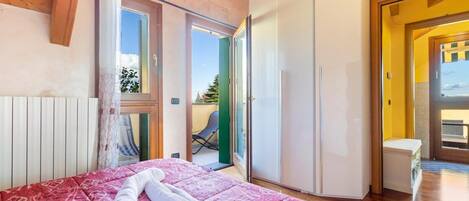 アイロン / アイロン台、WiFi (無料)、ベッドシーツ