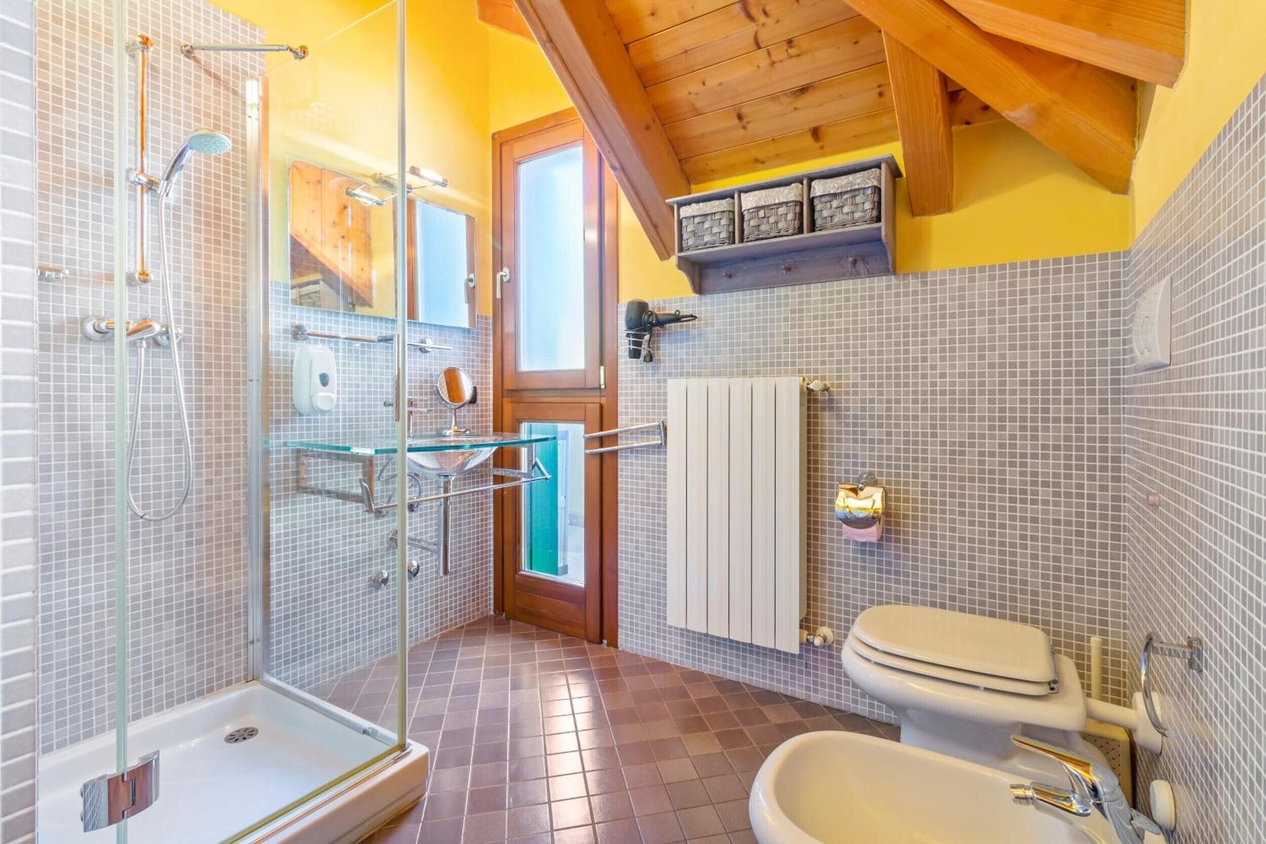 Een douche, een haardroger, handdoeken