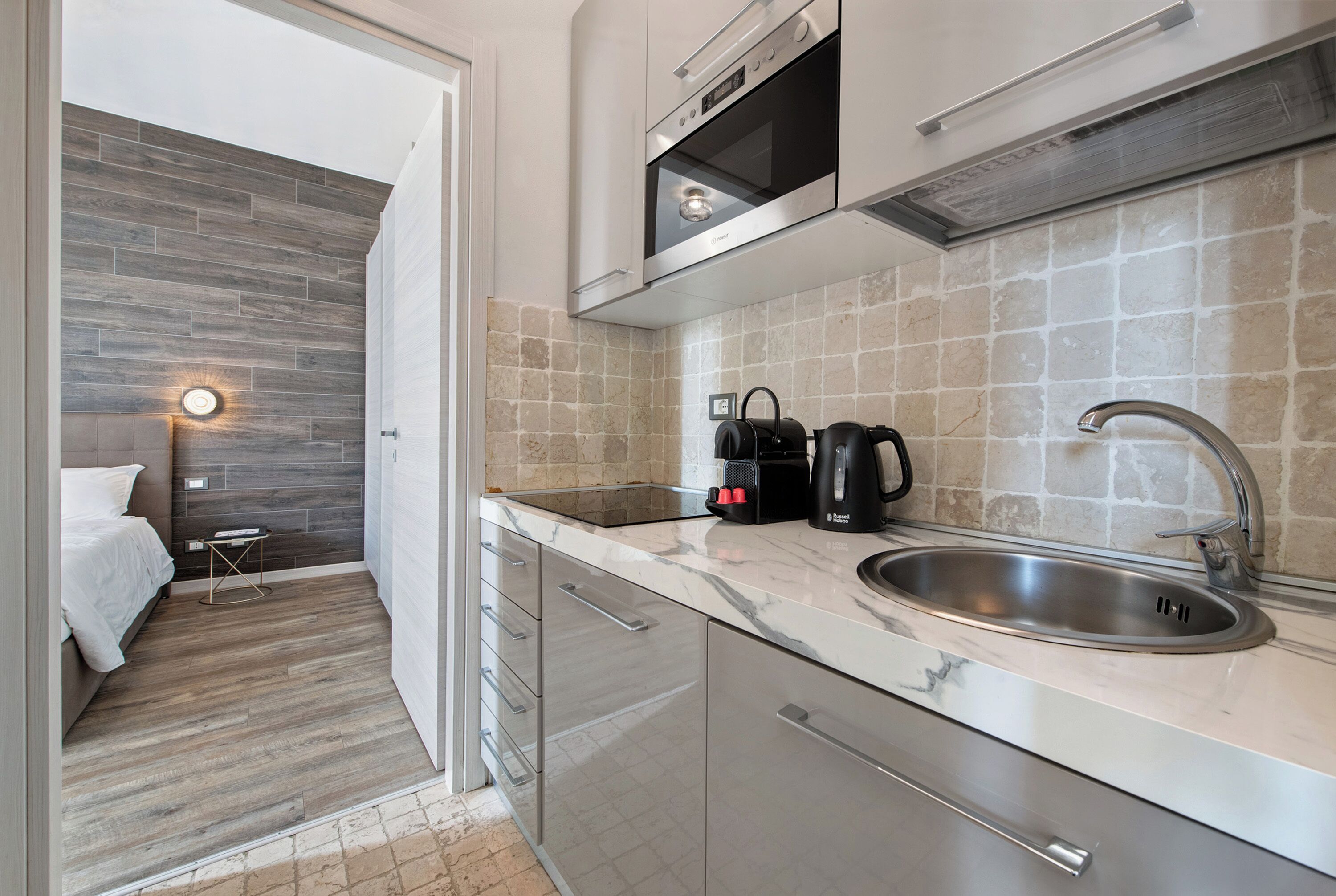 Réfrigérateur, micro-ondes, four, plaque de cuisson