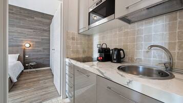 Réfrigérateur, micro-ondes, four, plaque de cuisson