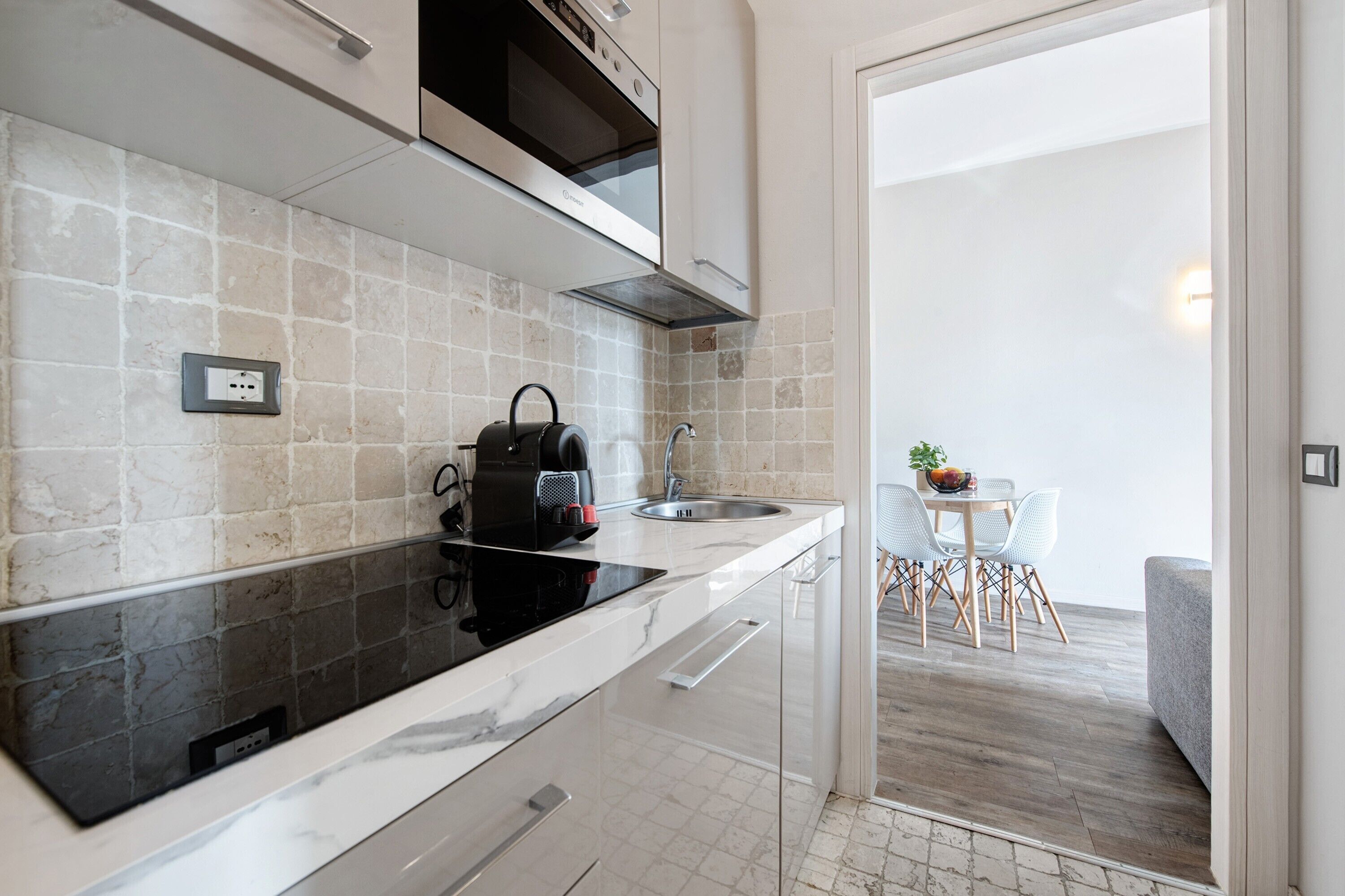 Geladeira, micro-ondas, fogão, cooktop