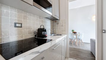 Geladeira, micro-ondas, fogão, cooktop