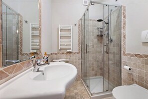 Dusche, Haartrockner, Handtücher