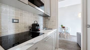 KĂŒhlschrank, Mikrowelle, Ofen, Herdplatte