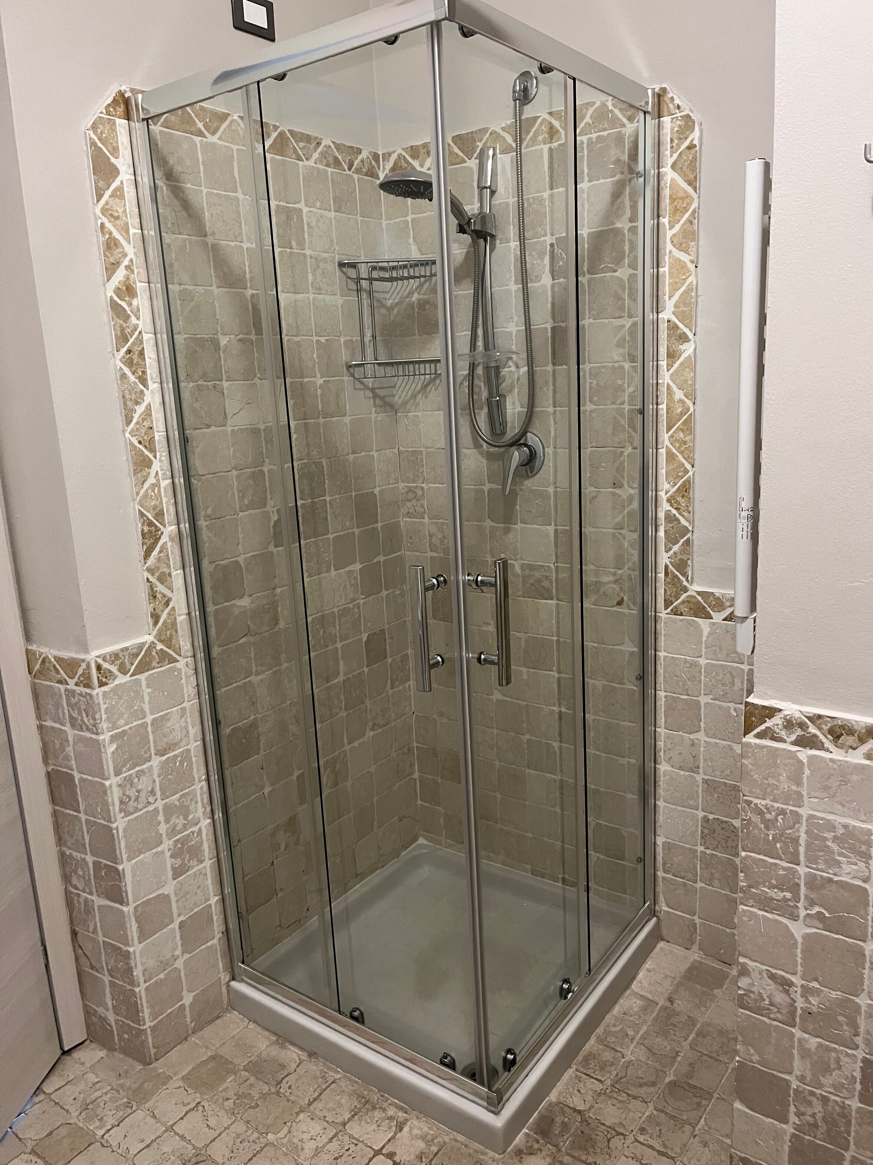 Chuveiro, secador de cabelo, toalhas de banho 