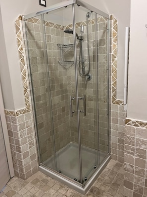 Ducha, secador de pelo, toallas
