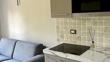 Geladeira, micro-ondas, fogão, cooktop