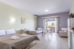 A hotel room with a bed, desk, chair, and a balcony with a view. - Studio Apartment '2' with Private Terrace, Wi-Fi and Air Conditioning (Kalón Nerón)