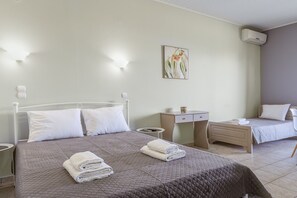 1 bedroom, free WiFi, bed sheets - Studio Apartment '3' with Private Terrace, Wi-Fi and Air Conditioning (Kalón Nerón)