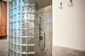 Een douche, handdoeken