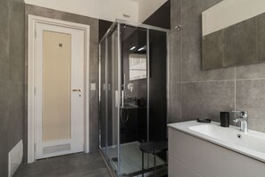 Dutxa, assecador de cabells, bidet i tovalloles 