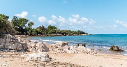 Studio Apartment '4' with Private Terrace, Wi-Fi and Air Conditioning