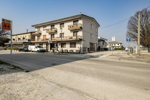 Exterior - GuestHost - Modern 100 sqm apartment, ideal for 6 people, located on the ground floor of a building without a lift (3 steps to access it).The accommodation is located in Vigonza, which is a 10-minute drive from the centre of Padua and on the direct route (Vigonza)