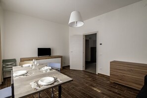 Dining - GuestHost - Modern 100 sqm apartment, ideal for 6 people, located on the ground floor of a building without a lift (3 steps to access it).The accommodation is located in Vigonza, which is a 10-minute drive from the centre of Padua and on the direct route (Vigonza)