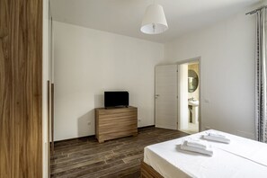 2 bedrooms, iron/ironing board, WiFi