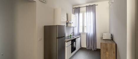 Een microgolfoven, een oven, een kookplaat