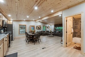 Interior - Baby Bear Valley - Peaceful Gatlinburg Retreat (Gatlinburg)