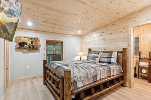 2 bedrooms, iron/ironing board, free WiFi, bed sheets - Baby Bear Valley - Peaceful Gatlinburg Retreat (Gatlinburg)