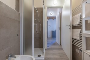 シャワー、ヘアドライヤー、ビデ、タオル