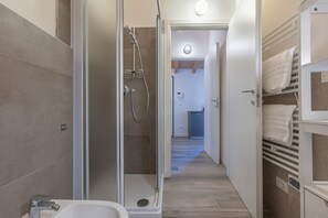 Ducha, secador de pelo, bidet, toallas