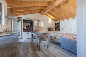 Tabla de planchar con plancha, wifi y ropa de cama