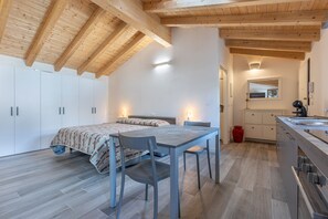 Tabla de planchar con plancha, wifi, ropa de cama