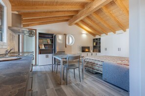 Tabla de planchar con plancha, wifi y ropa de cama 