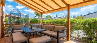 Caravan 'Le Mediterranéen' with Mountain View, Shared Pool and Air Conditioning