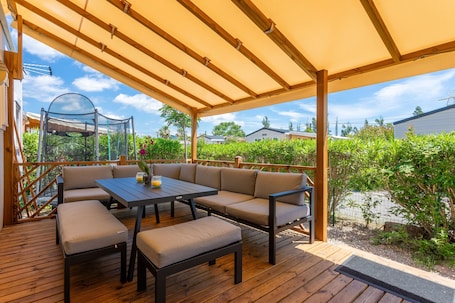 Restauration extérieure. Caravane 'Le Mediterranéen' avec vue sur les montagnes, piscine partagée et climatisation