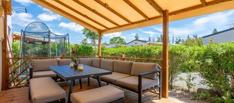 Caravan 'Le Mediterranéen' with Mountain View, Shared Pool and Air Conditioning
