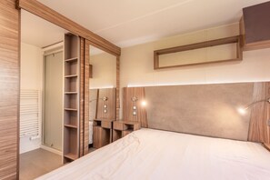 3 bedrooms, bed sheets