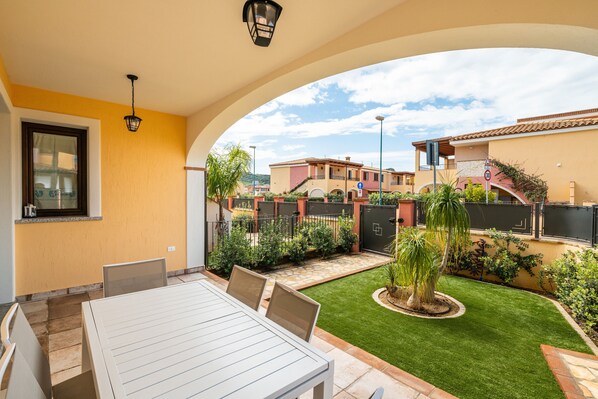 Outdoor dining - Holiday Home 'Giardino' with Private Garden, Wi-Fi and Air Conditioning (Villasimius)