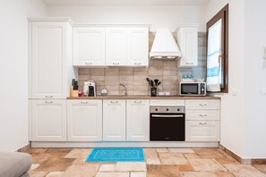 Fridge, microwave, oven, stovetop - Holiday Home 'Giardino' with Private Garden, Wi-Fi and Air Conditioning (Villasimius)