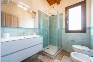 Shower, hair dryer, towels - Holiday Home 'Tramonto' with Mountain View, Wi-Fi and Air Conditioning (Villasimius)