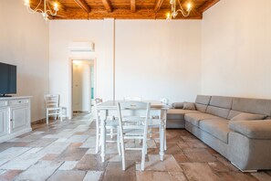 TV - Holiday Home 'Tramonto' with Mountain View, Wi-Fi and Air Conditioning (Villasimius)