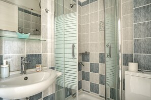 Shower, hair dryer, towels