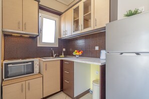 Fridge, oven, stovetop, coffee/tea maker