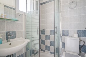 Ducha, secador de pelo y toallas