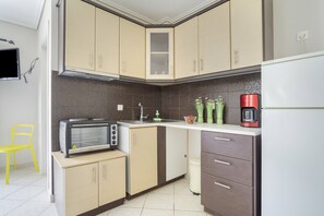 Fridge, oven, stovetop, coffee/tea maker
