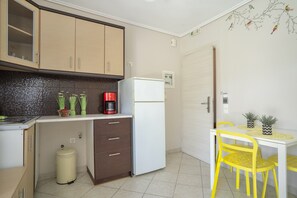 Fridge, oven, stovetop, coffee/tea maker