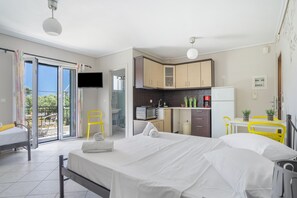 1 bedroom, free WiFi, bed sheets - Apartment 'Alexandros Studio' with Mountain View, Wi-Fi and Air Conditioning (Lefkada Town)