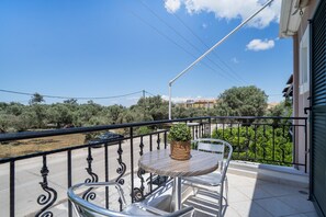 Outdoor dining - Apartment 'Alexandros Studio' with Mountain View, Wi-Fi and Air Conditioning (Lefkada Town)