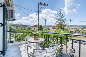 Outdoor dining - Apartment 'Alexandros Studio' with Mountain View, Wi-Fi and Air Conditioning (Lefkada Town)