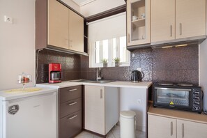 Fridge, oven, stovetop, coffee/tea maker