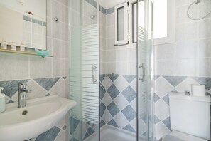 Shower, hair dryer, towels