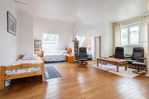 4 bedrooms, iron/ironing board, free WiFi