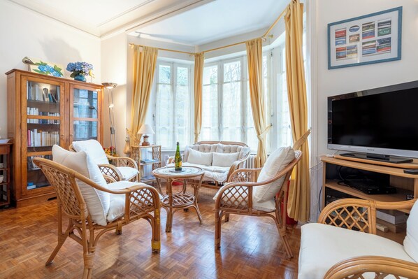 TV - Holiday Home 'Maison Familiale Côté Rivière' with Private Garden and Wi-Fi (Audierne)