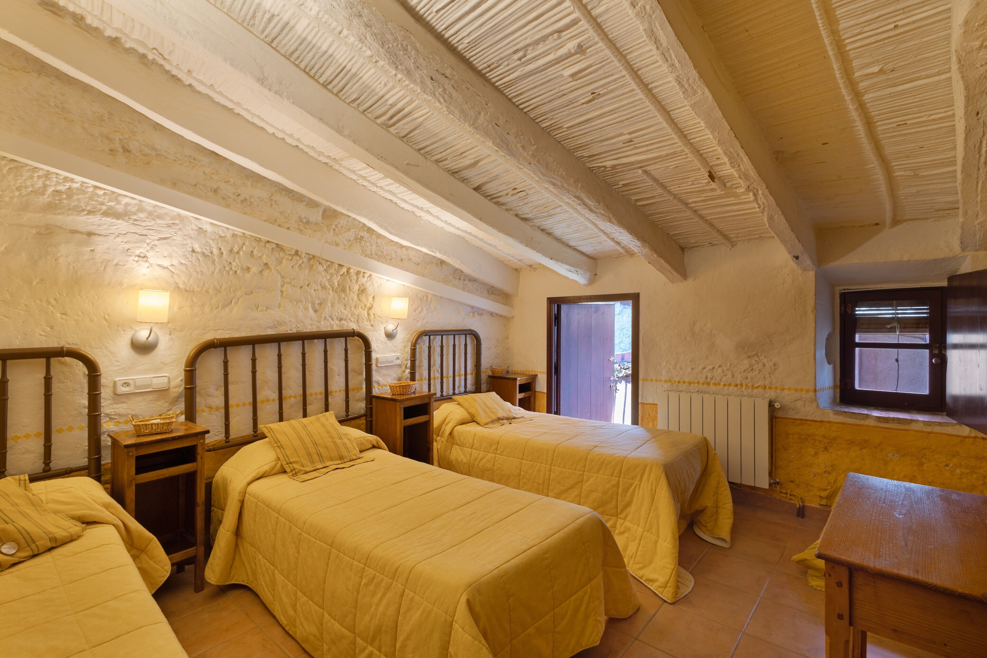 5 bedrooms, free WiFi, bed sheets