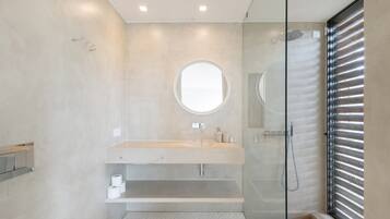 Dusche, Haartrockner, Handtücher